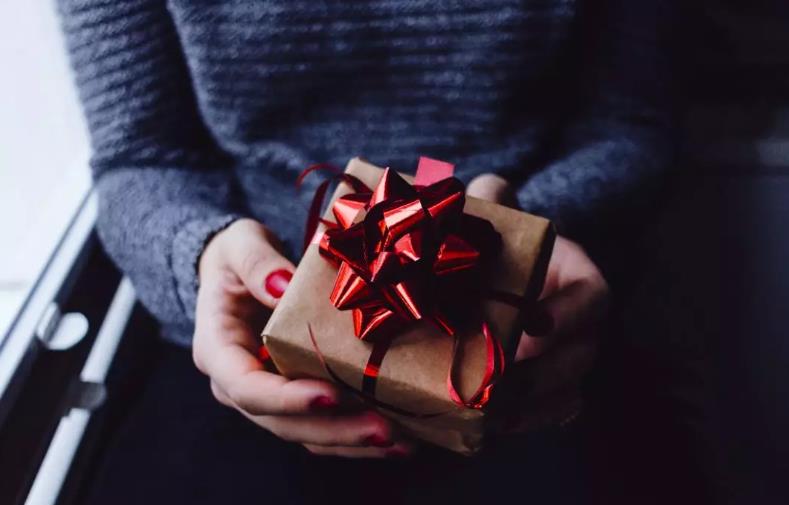 # 送女朋友禮物選什么？2024年超全攻略，選對讓她感動到崩潰！-生日禮物